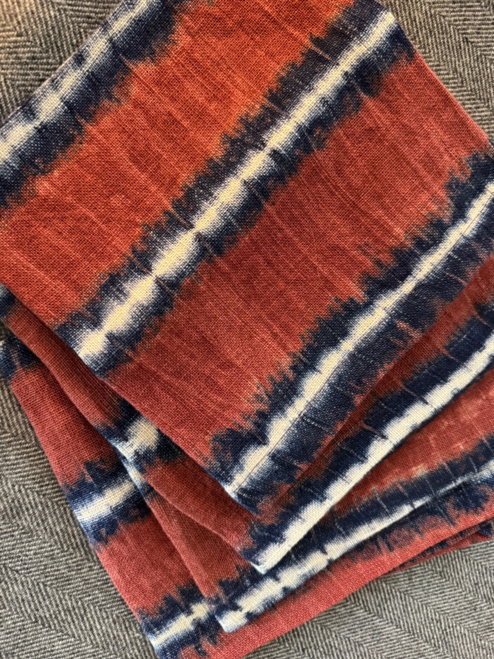 NWOT, ROOST, BEAUTIFUL, 100% LINEN SHIBORI NAPKINS IN RUST LINES S/4